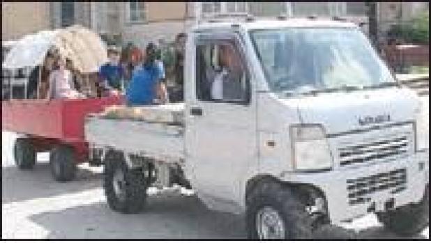 Nine hurt as hayride rolls