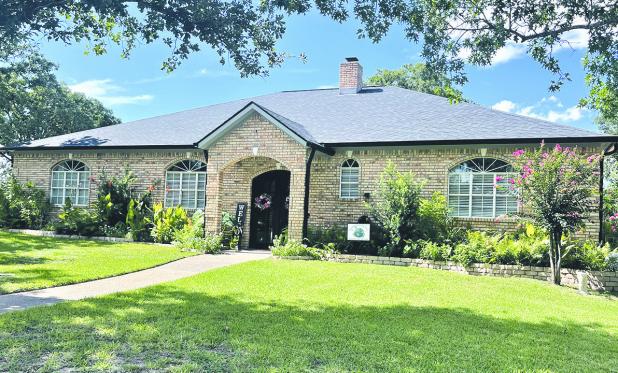 SEPTEMBER’S YARD OF THE MONTH— John and Stacey Williams, 1904 Skyles Road, were awarded Rockdale Earth Day’s Yard of the Month for September. Rockdale Earth Day Chairperson David Melton said, “Their neatly manicured lawn has several large, beautiful shade trees, blooming Crape Myrtle trees, and a variety of annuals, perennials and shrubs creating wonderful curb appeal for this westside address.” The Williams will receive a gift certificate to Giddings Nursery and Garden Center.
