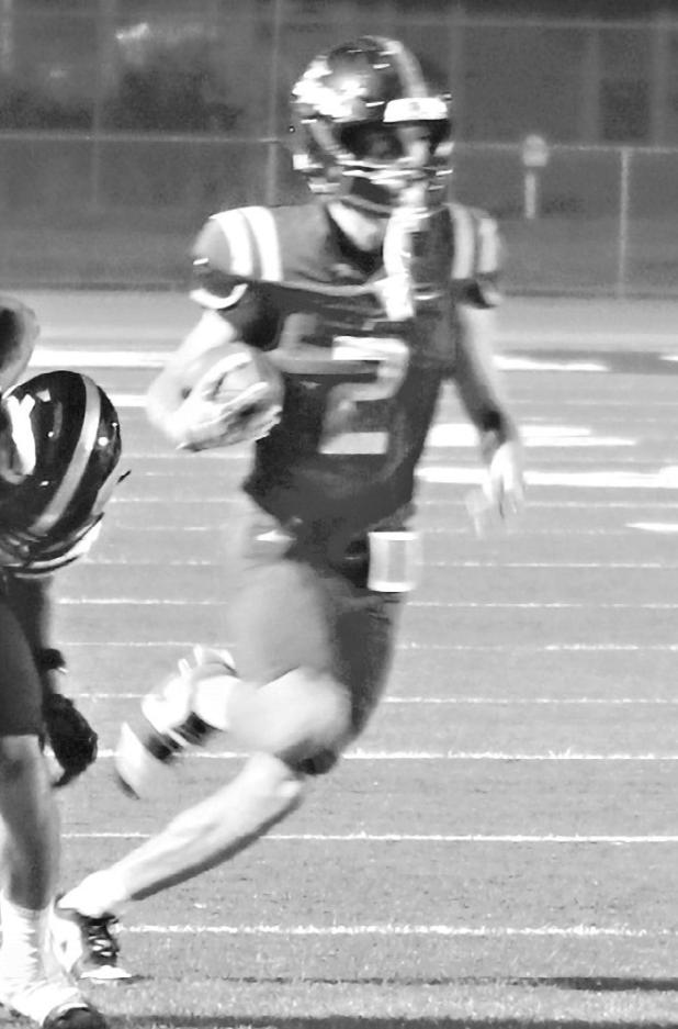Tiger receiver Alex Cooper scores on a 19-yard pass from QB Greyson Williams against Giddings. Cooper had eight catches for 81 yards against the Buffaloes Friday night at Tiger Stadium. Reporter/Nathan Flores